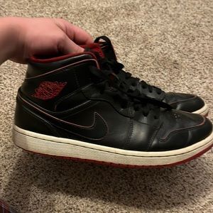 Nike-Jordan 1 mid. “Black red”